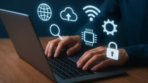 Computador moderno em mesa de madeira com mãos digitando no teclado e ícones digitais flutuando, representando internet, nuvem, segurança, tecnologia e inovação.