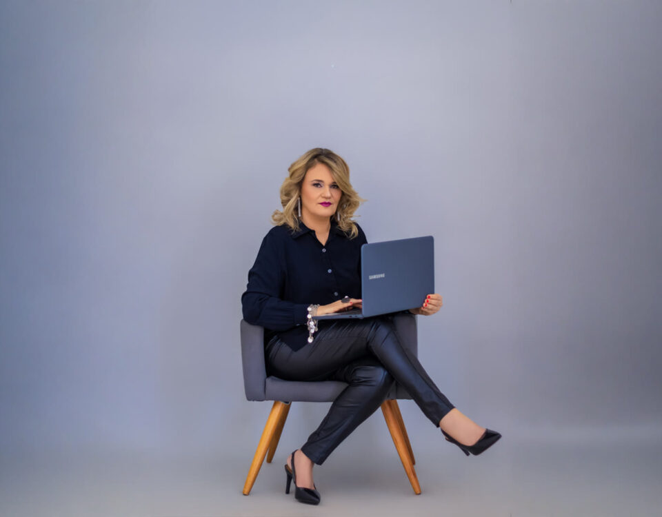 Publicitária brasileira com especialização em Estratégias de Comunicação para Mídias Digitais Corporativas. Com uma trajetória sólida no Marketing Digital desde 2010, une criatividade, visão estratégica e domínio em roteiros audiovisuais para construir narrativas que geram resultados. Atua como Gerente de Projetos Digitais e Estrategista de Marketing, com expertise em Inbound Marketing, planejamento de conteúdo e gestão de campanhas que atraem e convertem leads qualificados.