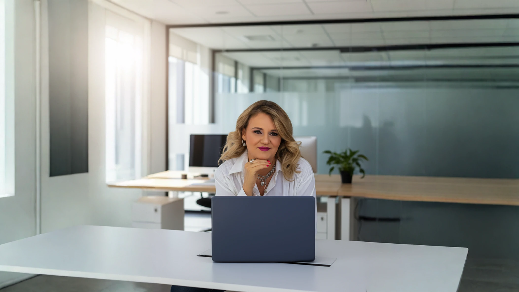 Publicitária brasileira com especialização em Estratégias de Comunicação para Mídias Digitais Corporativas. Com uma trajetória sólida no Marketing Digital desde 2010, une criatividade, visão estratégica e domínio em roteiros audiovisuais para construir narrativas que geram resultados. Atua como Gerente de Projetos Digitais e Estrategista de Marketing, com expertise em Inbound Marketing, planejamento de conteúdo e gestão de campanhas que atraem e convertem leads qualificados.